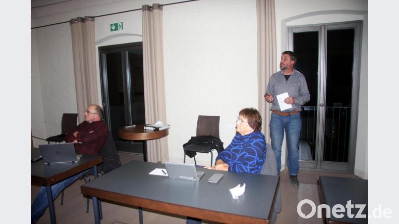 Den Sanierungsfortschritt bei der Wasserleitung hat Diplom-Ingenieur Andreas Schön (rechts) im Blick. Anhand eines Ortsplans erläuterte er die künftigen Baustellen. Mit im Bild (vorne von rechts) die Gemeinderatsmitglieder Rita Wildenrother und Gerhard Enslein (beide UBF). Bild: wro