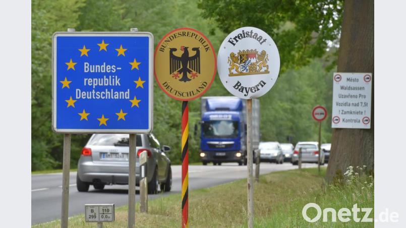 Fahrzeuge überqueren die deutsch-tschechische Grenze. Das soll auch zukünftig möglich sein Bild: Slavomír Kube/dpa