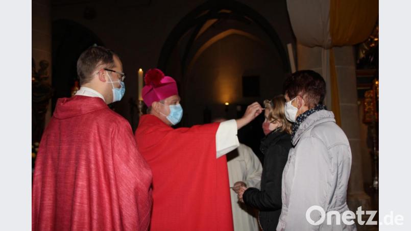 Weihbischof Roland Batz (Mitte) aus dem Regensburger Domkapitel spendete im Beisein von Stadtpfarrer Thomas Helm (links) den jungen Menschen das Sakrament der Firmung. Bild: ads