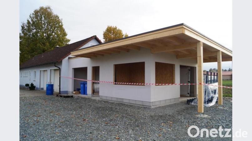 Die Mitglieder packen beim Bau der neuen Lagerhalle am Gelände der SpVgg Schirmitz kräftig mit an. Dennoch muss der Verein um die 55.000 Euro für die Finanzierung in die Hand nehmen. Bild: du