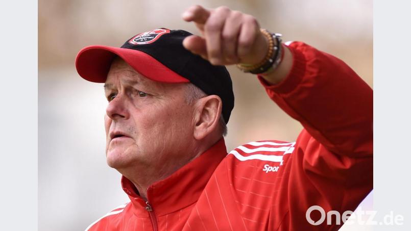 Roland Rittner gibt Kommandos: Der Trainer des Bezirksligisten SC Luhe-Wildenau macht sich in Pandemie-Zeiten Sorgen um den Amateurfußball. Bild: af