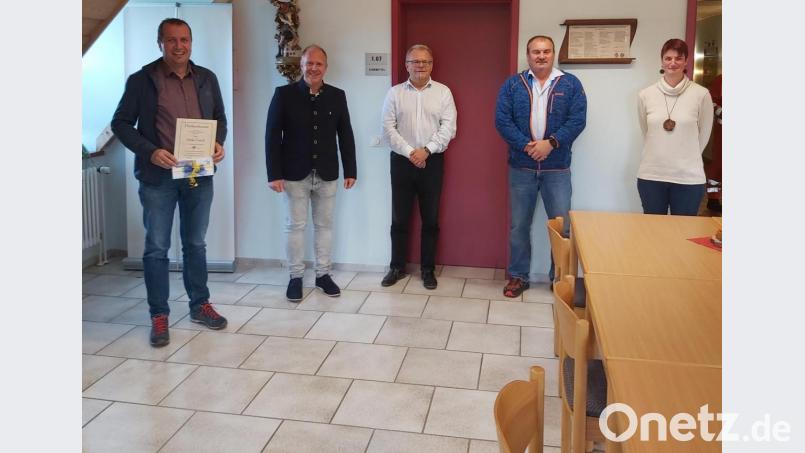 Zum 25-jährigen Dienstjubiläum von Bauhofvorarbeiter Heiko Friedl hatte Bürgermeister Marcus Eichenmüller zu einer kleinen Feierstunde in Anwesenheit von Personalamtsleiter Dietmar Krisch, Bauhfoleiter Klaus Kittler, und Personalratsvoritzenden Laura Renda in das Rathaus geladen. Bild: ads