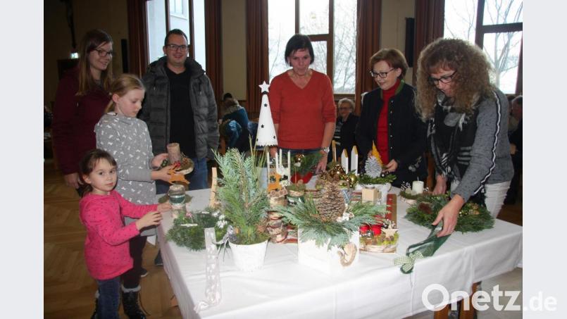 Der beliebte Adventsbasar des Frauen- und Müttervereins (hier ein Archivbild aus dem Vorjahr) lockte stets mit hübschen Dekorationsartikeln. Wegen der Corona-Pandemie kann er heuer aber nicht stattfinden. Archivbild: wro