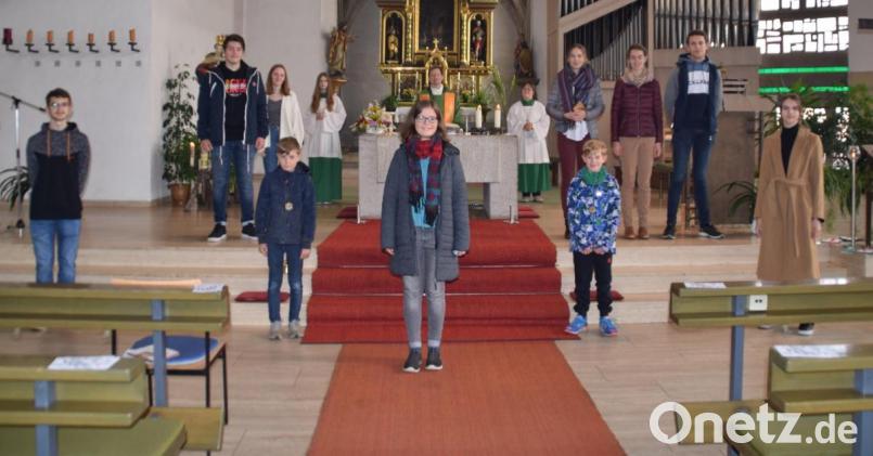 Die ausgeschiedenen und neuen Ministranten sowie die Oberministranten der Pfarrei St. Martin Gebenbach zusammen mit Pfarrvikar Christian Preitschaft bei der Neuaufnahme beziehungsweise Verabschiedung. Wegen Corona tragen die Ministranten hier keine liturgischen Gewänder. Bild: swo