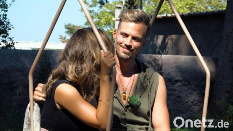Hat die Frau der Rosen den Weidener verschaukelt? Daniel Bayer und die „Bachelorette“ kommen sich in Folge 4 zwar auf der Schaukel näher. Trotzdem steht der Weidener in der Entscheidungsnacht kurz vor dem Aus. Bild: TVNOW