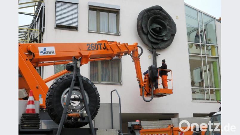 Mit schwerem Gerät hoben Bauhofmitarbeiter die 5,6 Meter hohe Rose aus Kupferblech empor und befestigten sie an der Fassade des Elisabethenheims. Bild: Hirsch