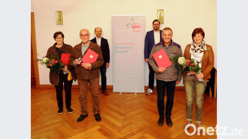 Der SPD-Ortsverein Ensdorf verabschiedet zwei langjährige Gemeinderäte (von links): Sigrid und, Gust Berschneider, Bürgermeister Hans Ram, Zweiter Vorsitzender Bastian Bartmann sowie Werner und Sieglinde Scharl. Bild: Werner Scharl/exb