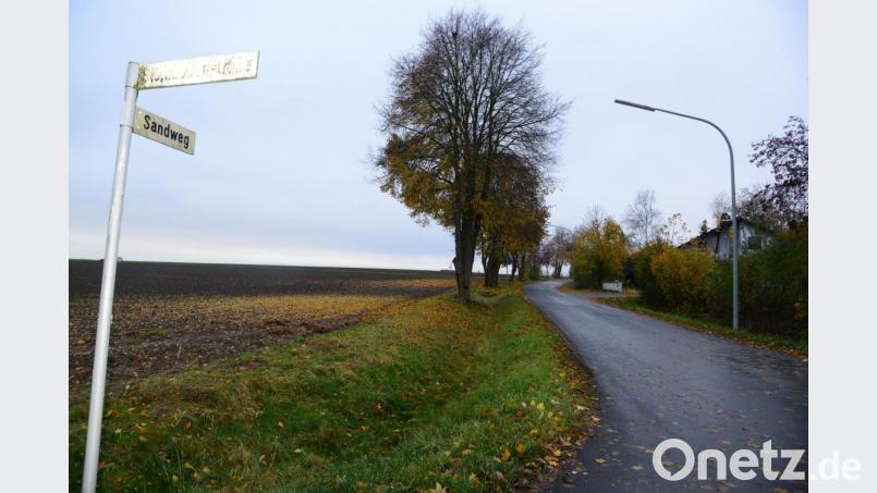 Obwohl der &quot;Sandweg&quot; nur eine einseitige Bebauung aufweist, was bei den Verkehrsteilnehmern zu keinem &quot;Zonenbewusstsein&quot; führt, stimmte der Marktgemeinderat mit 12:2 Stimemn der Ausweisung der Straßen als &quot;Tempo-30-Zone&quot; zu. Bild: bey