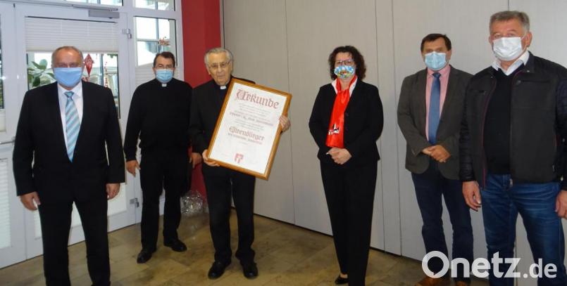 Übergabe der Verleihungsurkunde im kleinen Kreis (von links): Bürgermeister Anton Peter, Pfarrer Klaus Haußmann, der neue Ehrenbürger Ammerthals, Pfarrer i. R. Alois Albersdörfer, HKV-Vorsitzende Doris Weiß, Caritas-Vorsitzender Günther Koller und Zweiter Bürgermeister Georg Paulus. Bild: Daniela Donhauser/exb