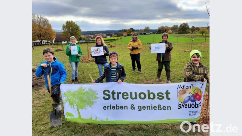 Einige Mitglieder der Kindergruppe, zusammen mit ihren Leiterinnen Sabine Siegert ( hinten li.) und Tanja Schumann ( hinten Mitte) und der Vorsitzenden Marion Schlosser (hinten re.). Bild: fdl
