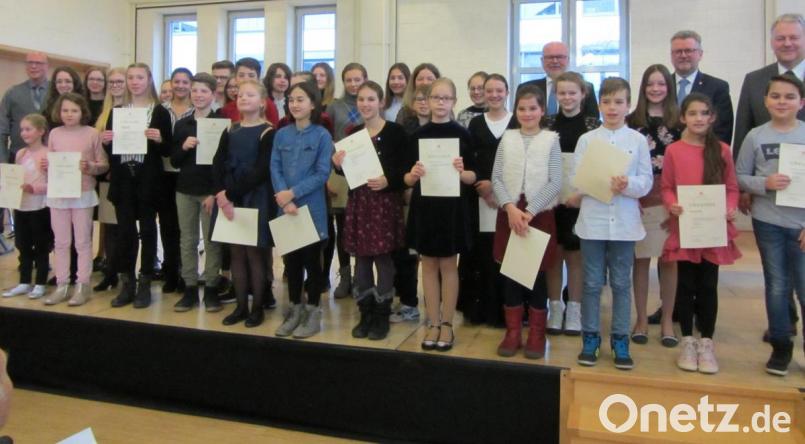 Die Anfang 2020 gekürten Preisträger des 57. Regionalentscheids Oberpfalz Mitte/Nord im Wettbewerb &quot;Jugend musiziert&quot; mit Landrat Richard Reisinger, Bürgermeister Michael Göth, Regionalausschuss-Mitglied Hans-Jürgen Reitzenstein (hinten, von rechts) und Regionalausschussvorsitzendem Steffen Weber (hinten links). Bild: aks