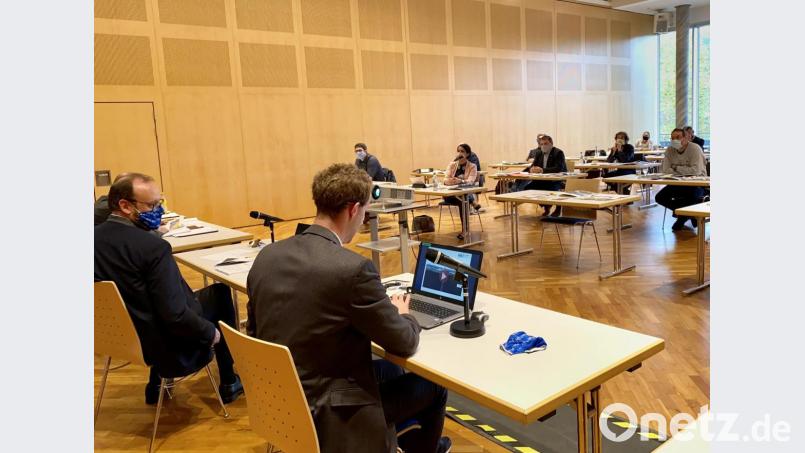 Der Kreisentwicklungsausschuss muss auch die bittere Pille schlucken, dass die Einwohnerzahl des Landkreises weiterhin sinkt. Bild: Eichl