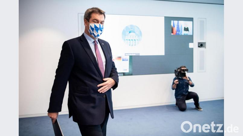 Ministerpräsident Markus Söder (CSU) kommt im Anschluss an eine Video-Schalte in der Staatskanzlei zu einer Video-Pressekonferenz. An der Videoschalte haben Ministerpräsident Söder, Europaminister Florian Herrmann und der tschechische Premierminister Babiš teilgenommen. Bild: Matthias Balk