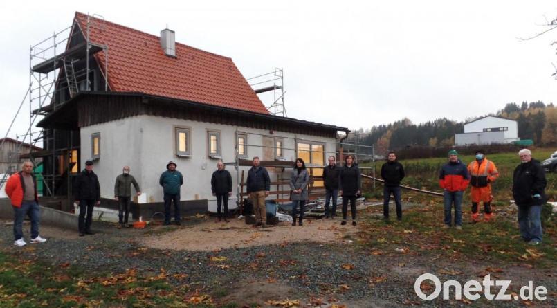 Im Rahmen einer Baustellenbesichtigung informierte sich der Gemeinderat, voran Bürgermeister Peter König (zweiter von links) über den Verlauf der Sanierungs- und Modernisierungsmaßnahme im und am Kolpinghaus in Riglasreuth. Über den Fortschritt der Bauarbeiten berichtete umfänglich Architekt Gerald Braun (dritter von links). Bild: br