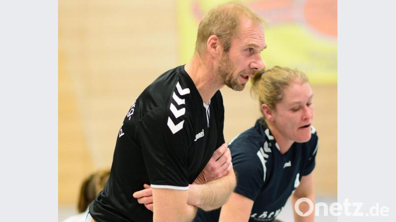 Trainer Karl Söllner in Aktion. Neben ihm seine Frau Tanja Söllner. Bild: ham