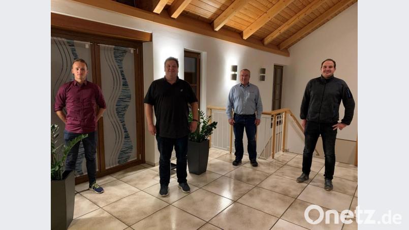 Verbandsvorsitzender ist weiterhin Bürgermeister Christian Ziegler (Zweiter von links), sein Stellvertreter der Schmidgadener Amtskollege Josef Deichl (Dritter von links). Weiterhin gehören der Verbandsversammlung Martin Bauer (links) und Sebastian Kemptner (rechts) an. Bild: Thomas Rambach/exb