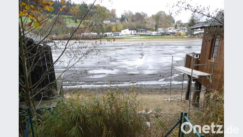 Vom Campingplatz Götz aus quert ein Abwasserkanal den Rußweiher zu einem kleinen Hebewerk an der Straße nach Schlammersdorf. Nach den Baggerarbeiten. war der dafür angelegte befestigte Fahrstreifen nicht mehr vollständig zurückgebaut worden und wirkt nun als Schlammbarriere. Bild: rn