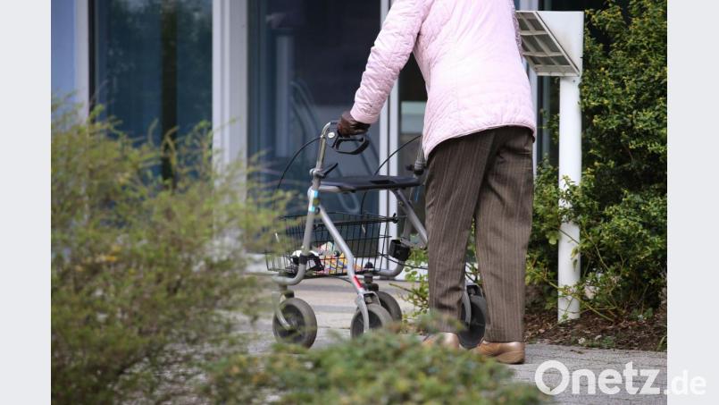 In einem Altenheim in Berching (Kreis Neumarkt) haben sich über 60 Menschen mit dem Coronavirus angesteckt. Bild: Karl-Josef Hildenbrand/dpa