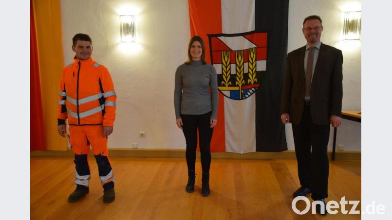Künftig verstärkt Kathrin Lautenschlager (Mitte) die Gemeindeverwaltung und Josef Kugler (links) die Bauhofmannschaft. Dazu wünschte den beiden Bürgermeister Florian Junkes (rechts) das Glück des Tüchtigen. Bild: bö