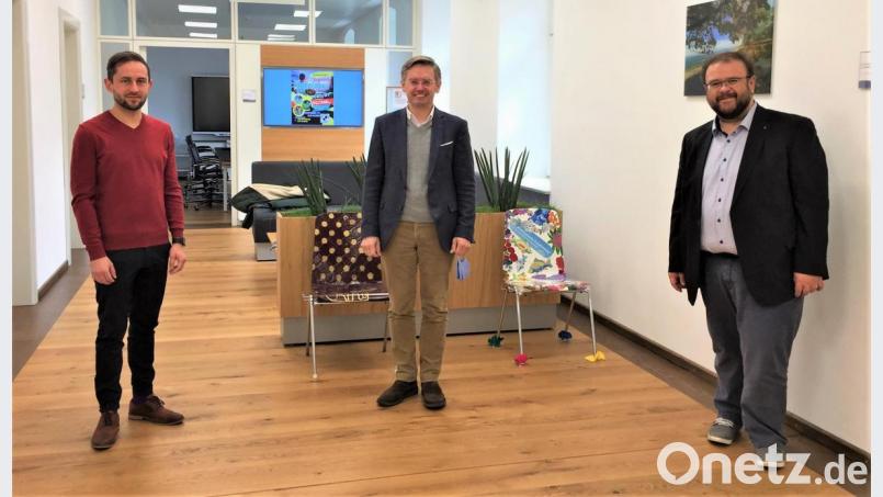 Landtagsabgeordneter Tobias Reiß (Mitte) kam jetzt zum Austausch mit Kastls Bürgermeister Hans Walter (rechts) sowie dem weiteren Bürgermeisterstellvertreter Marco Streng zusammen. Bild: stg