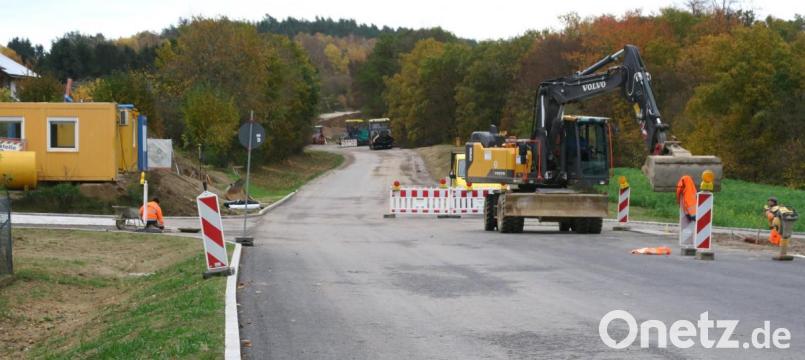 Die Vollsperre auf der Staatsstraße 2151 zwischen Sonnenried und Kemnath bei Fuhrn soll im Dezember wieder freigegeben werden. Bild: Hirsch