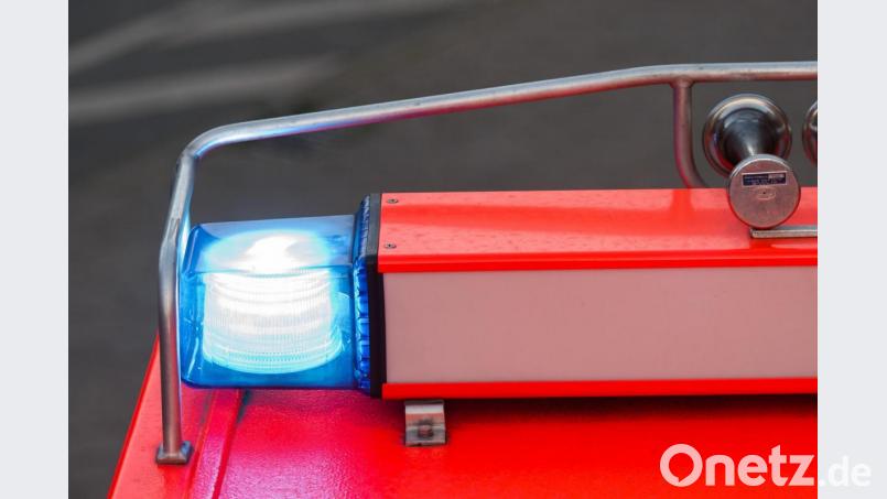 Bei einem Brand in einem Mehrfamilienhaus in Bayreuth wurden drei Personen verletzt. Rund 60 Einsatzkräfte waren vor Ort. Symbolbild: Daniel Bockwoldt/dpa