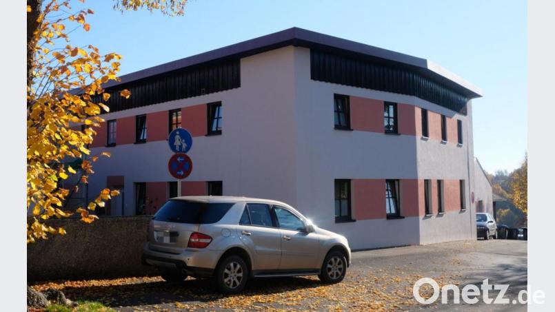 Die Bewohner der Gemeinschaftsunterkunft in Eschenbach stehen voraussichtlich noch bis zum 12. November unter Quarantäne. Sechs der sieben nachweislich mit Covid-19 Infizierten sowie ihre direkten Kontaktpersonen befinden sich derzeit in einer Quarantäne-Einrichtung in Regensburg. Bild: do