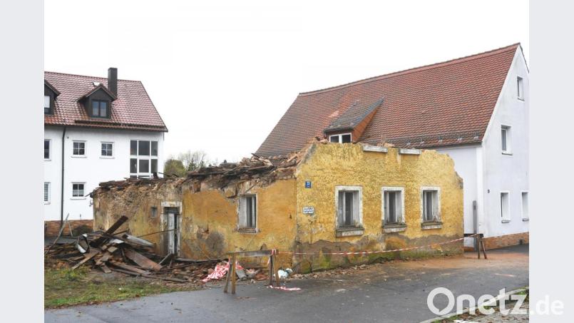 Nur noch die Außenmauern ohne Giebel und Dachstuhl sind von dem denkmalgeschützten Haus in der Freyung nach dem Einsturz des Daches übrig. Bild: Gabi Schönberger