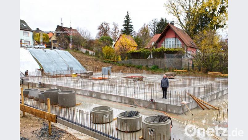 Bürgermeister Johannes Reger ist zufrieden. Die Baustelle für die Schulschwimmhalle ist im Soll. Bild: JOCHEN NEUMANN 
ERBENDORF