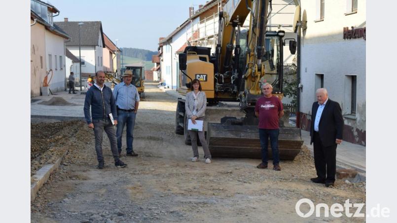 Bei einem Ortstermin wurden von den beteiligten Firmen und Behörden die letzten Arbeiten besprochen und ein erstes Resümee gezogen. Unser Bild zeigt von links: Bauunternehmer Franz Wilhelm, Alfons Himmelstoß vom VLE, Rosi Heininger von der VG, Albert Zeitler als Vertreter der Teilnehmergemeinschaft und Bürgermeister Johann Wilhelm. Bild: bnr