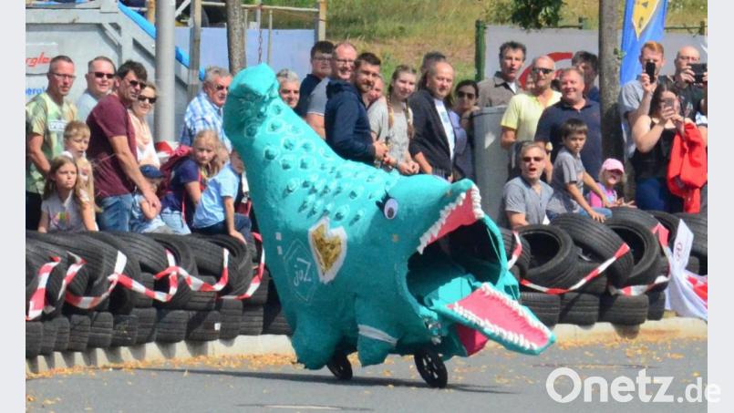 Gretel – Das Krokodil des Jugendzentrums gerät beim Seifenkistenrennen 2019 fast ins Straucheln. Bild: Kunz