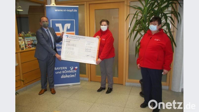 Den symbolischen Spendenscheck übernahmen Rita Brandl und Elke Ulrich vom Fuchsmühler BRK (von rechts). Dazu eingeladen hatte der Filialleiter am Standort Fuchsmühl, Michael Preisinger (links), am vergangenen Freitag. Bild: wro