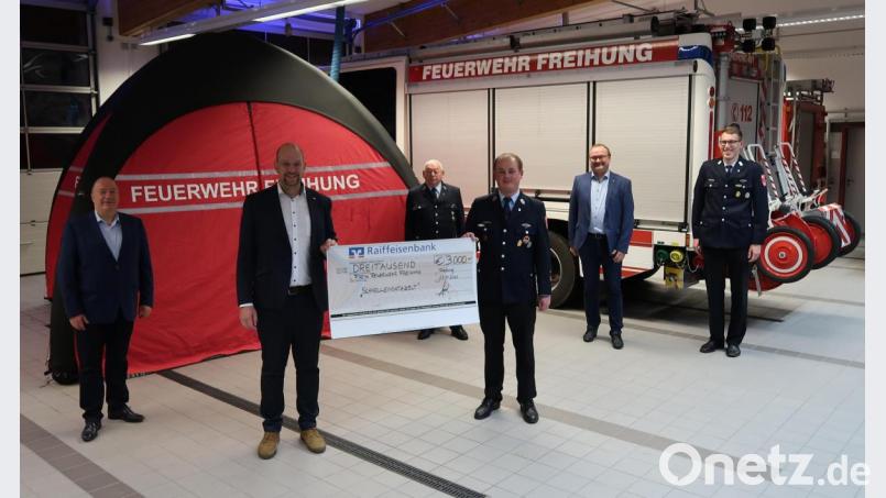 Bei der Spendenübergabe wird das Schnelleinsatzzelt vorgestellt (von links): Vorstandsvorsitzender Frank-E. Kirchhof und Geschäftsstellenleiter Michael Liedl von der Raiffeisenbank Auerbach Freihung, Vereinsvorsitzender Günther Ernst, Kommandant Andreas Luber, Bürgermeister Uwe König und Zweiter Kommandant Johannes Amann. Bild: rab