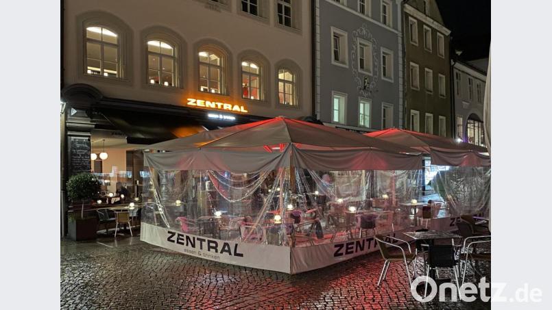 Das Café Zentral hat - wie viele andere Gastronomien - seinen Außenbereich auf dem Amberger Marktplatz neu gestaltet, um auch im Corona-Winter Gäste bewirten zu können. Doch das nützt nichts. Der Lockdown kommt im November. Bild: Michael Belmer