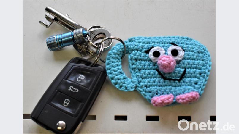 Diesen gestrickten Schlüsselanhänger gibt es für Monika Sebald.. Bild: rgr