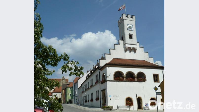 Im Nabburger Rathaus musste man auf die neue Finanzentwicklung reagieren. Symbolbild: Wilhelm Amann