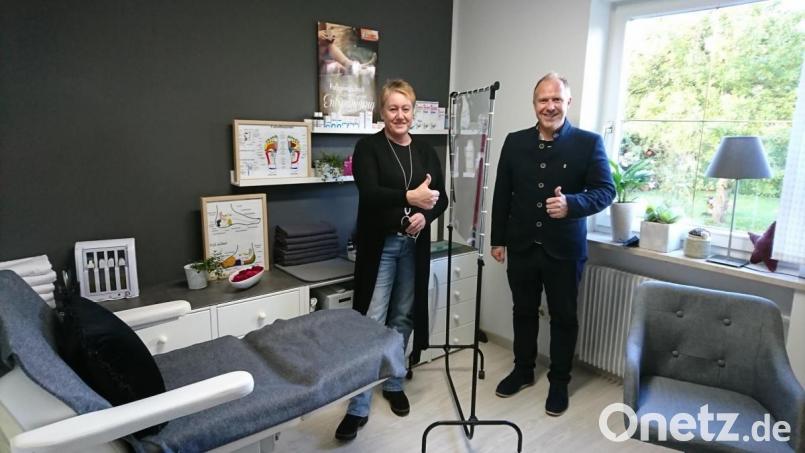 Bei der Eröffnung des Fußpflegesalons in Schnaittenbach (von links): Inhaberin Sabine Lorenz und Bürgermeister Marcus Eichenmüller, getrennt durch eine Plexiglaswand. Bild: Stephanie Hottner