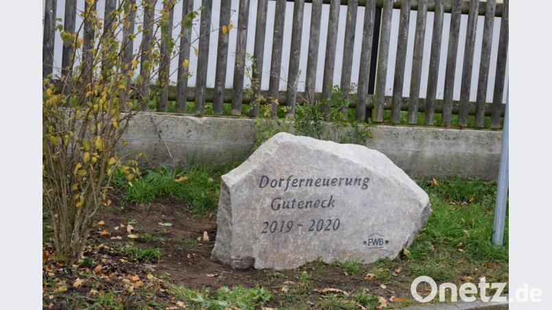 Ein Gedenkstein am Eingang der Hofmarkstraße erinnert an die erfolgreiche Dorferneuerung. Bild: bnr