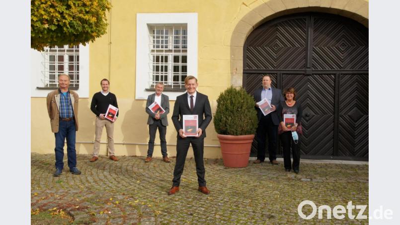 Bei der Buchvorstellung im Schloss Theuern zeigt Museumsleiter Martin Schreiner sein neuestes Werk. Bild: e
