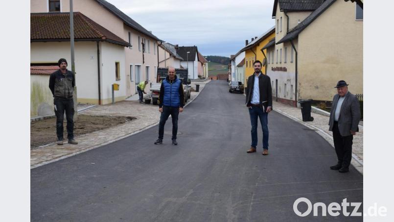 Mit der Abnahme der Hofmarkstraße ist die Dorferneuerung in Guteneck abgeschlossen. Über das gute Ende freuen sich von links: Bürgermeister Johann Wilhelm, BOR Martin Stahr, Bauunternehmer Franz Wilhelm und sein verantwortlicher Vorarbeiter. Bild: bnr
