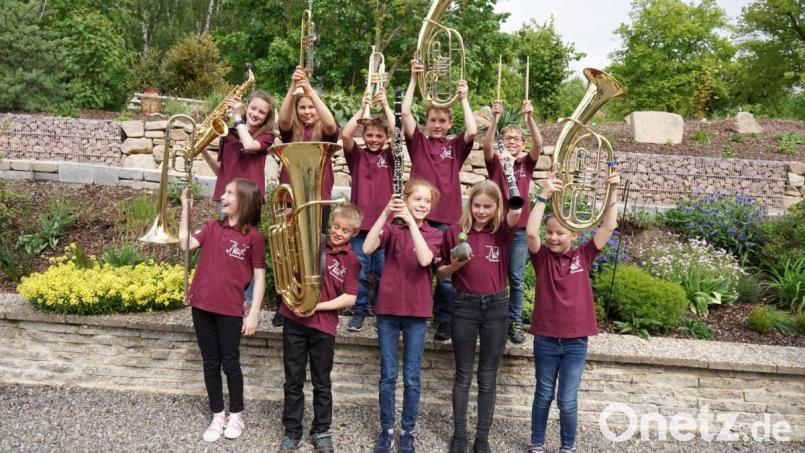 Das Bild zeigt die Bläserklasse von 2018. Die jungen Musiker spielen mittlerweile in der „Schülerband“ der Musikapelle. Bild: Lisa Böckl/exb