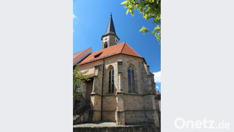 Die gotischen Fensterformen und ein Teil dieser Außenmauer stammen noch von der Urkirche. Bild: rpp