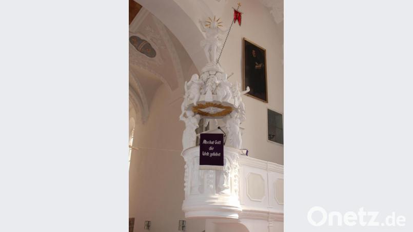 Das Wort der Bibel steht bei den evangelischen Christen im Mittelpunkt, ganz so, wie Martin Luther - im Bild rechts an der Wand - es hervorgehoben hat. Bild: rpp