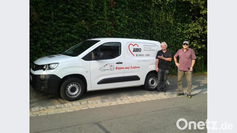 Voll ausgelastet ist derzeit das &quot;Essen auf Rädern&quot; des AWO-Ortsverbandes Neustadt. Kürzlich musste ein neues Lieferfahrzeug angeschafft werden. Vorsitzender Franz Witt (rechts) und Horst Washausen holen das Fahrzeug nach Anbringung der Werbung ab. Bild: prh