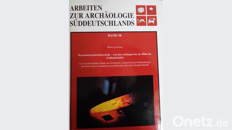 Martin Schreiner stellt sein neues Buch &quot;Wurmbuntschmiedetechnik - von der Anfängen bis zur Blüte ins Frühmittelalter&quot; vor. Bild: e