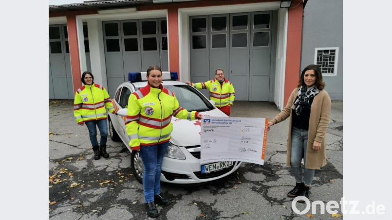 Die Geschäftsführerin Diana Janda (rechts) vom ambulanten Pflegedienst &quot;Dahoam&quot; in Schönsee spendet der HvO-Eslarn 2000 Euro. Bild: gz