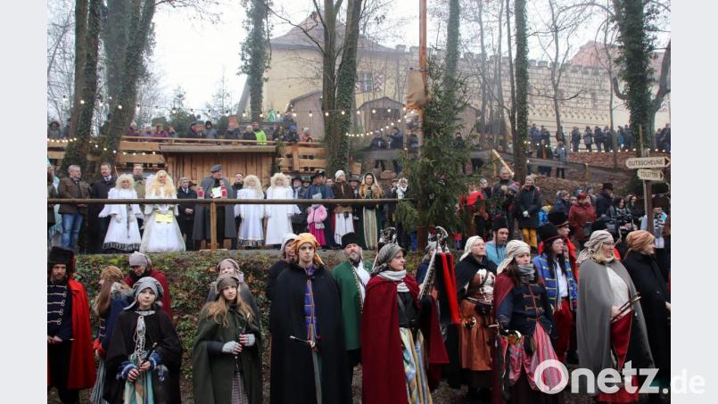 Als Corona noch kein Thema war: Glanzvolle Eröffnung historischen Weihnachtsmarkts auf Schloss Guteneck durch den Veranstalter Burkhard Graf Beissel von Gymnich (Mitte des Bildes) im Jahr 2018. Archivbild: td
