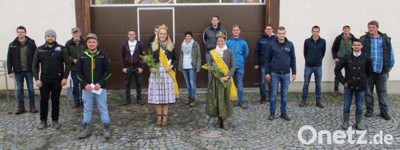 Die HLS Almesbach freut sich über den Besuch der Honighoheit zum Bodenschutztag. Bild: Dobmeier