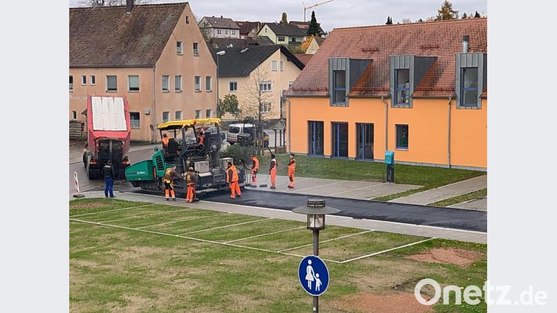 Hier wird letzte Hand an die Asphaltflächen gelegt. Bild: gru