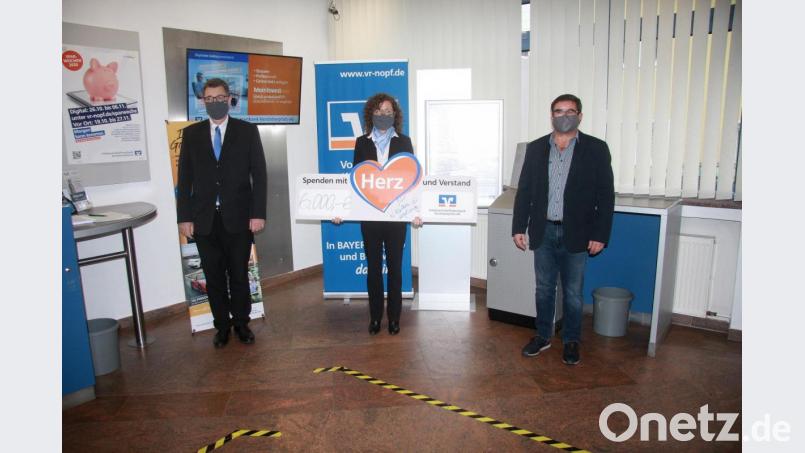 Ein eigener Termin fand auch in Wiesau statt. Die Spende aus der Gewinnsparlotterie übergaben (von links) Egbert Häckl und Daniela Gräf-Giehl. Stellvertretend für die begünstigten Vereine und Institutionen folgte Kartellvorsitzender Michael Klarner (rechts) der Einladung in die Wiesauer Filiale. Bild: wro